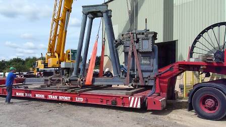 Lifting the bedplate with cylinder block and columns.