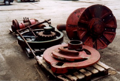The hub of the paddle wheel (attached to the severed crankshaft) and in the foreground is the engaging and disengaging mechanism.